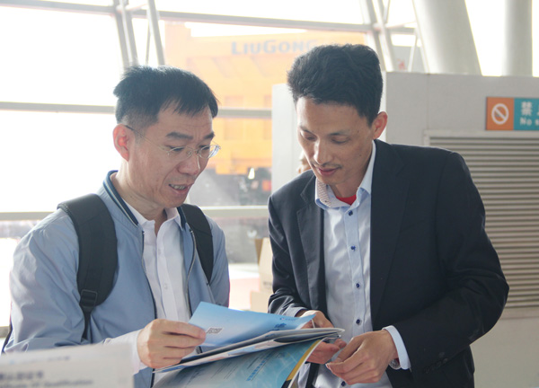 中国水泥协会会长乔龙德先生莅临402cc永利登录主页科技展台参观指导