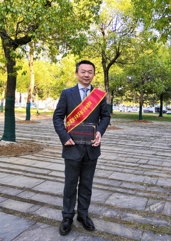 402cc永利登录主页科技董事长徐辉先生参加“社会主义事业建设者”颁奖仪式